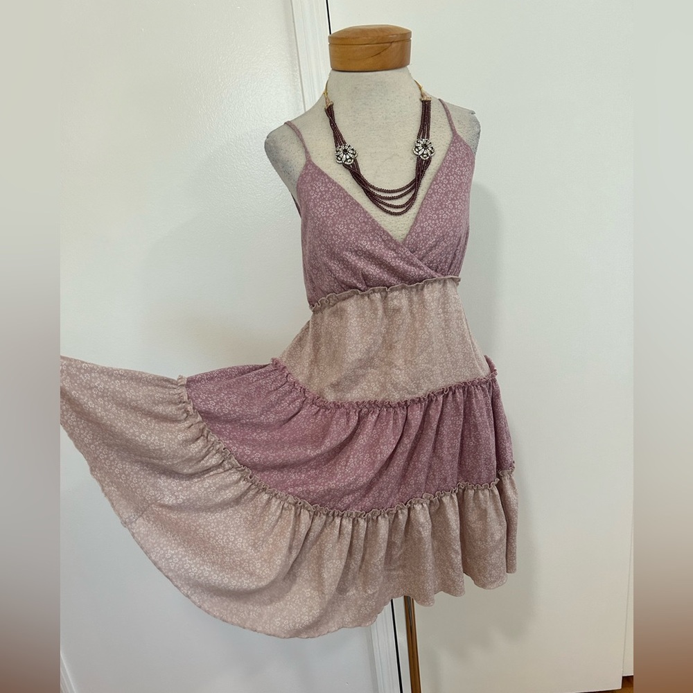 Cute and sexy layered ruffle accents prairie dress
Excellent condition